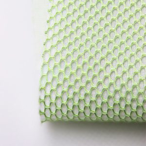 Mép cắt tấm lưới 3D air mesh: thấy rõ hai mặt dệt kim và lớp sợi nối ở giữa